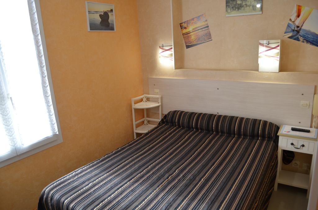 Hotel De L'Arrivee Fouras Room photo
