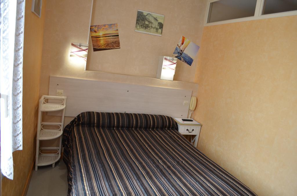 Hotel De L'Arrivee Fouras Room photo